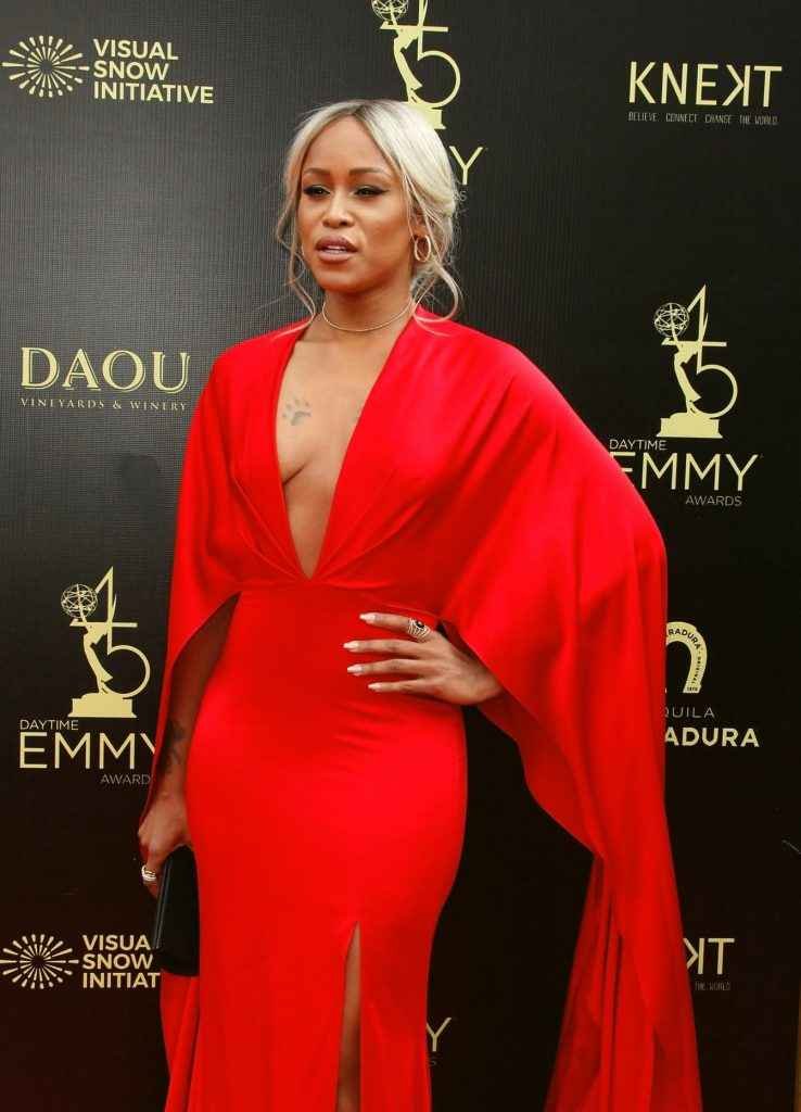 Eve a les seins qui pointent aux Daytime Emmy Awards