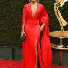 Eve a les seins qui pointent aux Daytime Emmy Awards