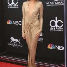 Hailey Baldwin ouvre le décolleté aux Billboard Music Awards