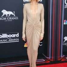 Hailey Baldwin ouvre le décolleté aux Billboard Music Awards
