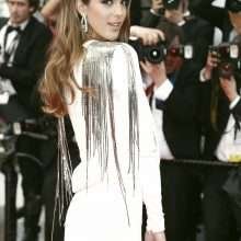 Iris Mittenaere ouvre le décolleté au Festival de Cannes 2018