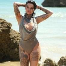 Jemma Lucy exhibe ses gros seins à Chypre