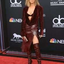 Jennifer Lopez exhibe son décolleté aux Billboard Music Awards