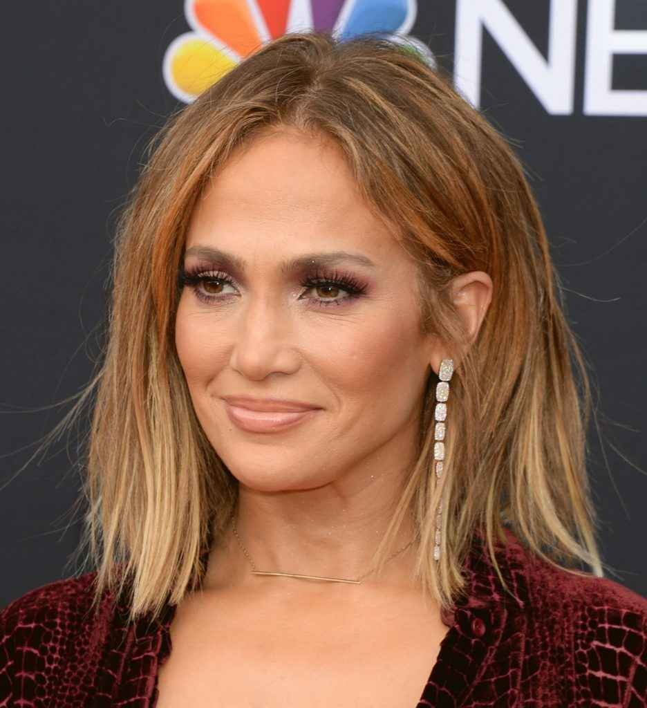 Jennifer Lopez exhibe son décolleté aux Billboard Music Awards