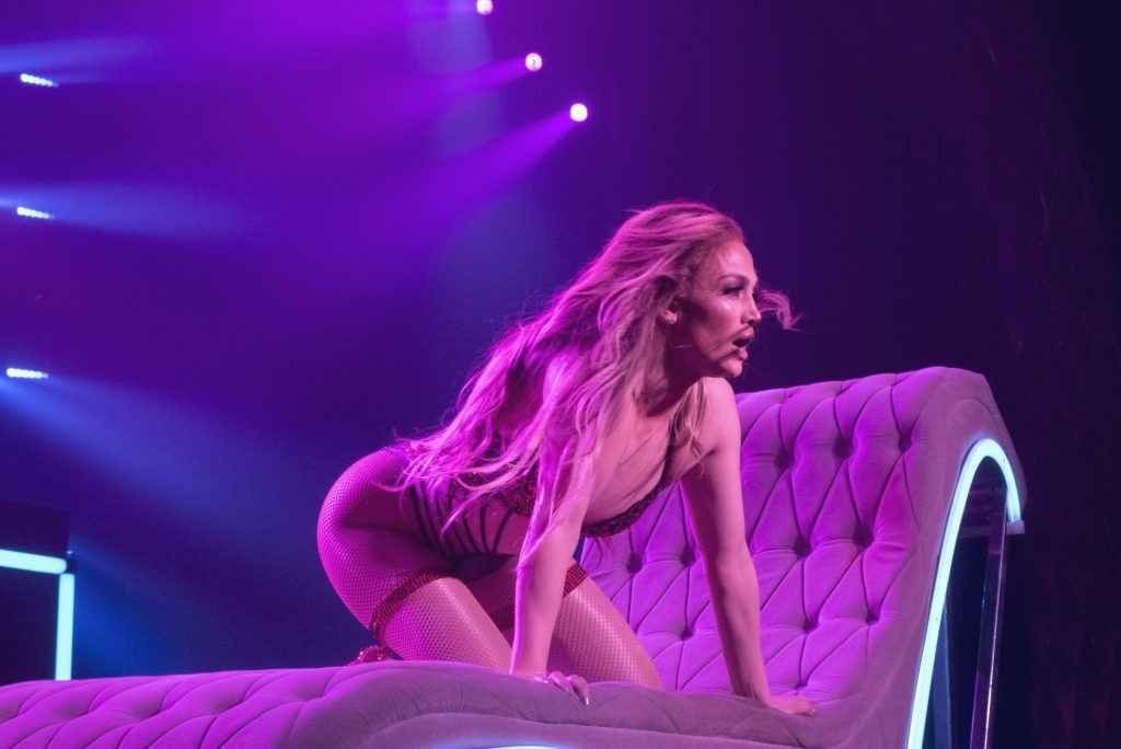 Jennifer Lopez offre un show torride en concert