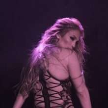 Jennifer Lopez offre un show torride en concert
