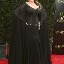 Joely Fisher arbore ses gros seins aux Daytime Emmy Awards