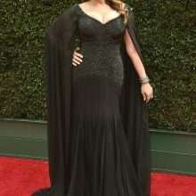 Joely Fisher arbore ses gros seins aux Daytime Emmy Awards