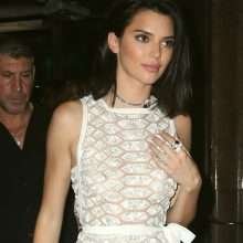 On voit les seins et la petite culotte de Kendall Jenner