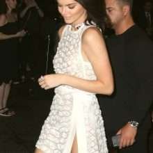 On voit les seins et la petite culotte de Kendall Jenner