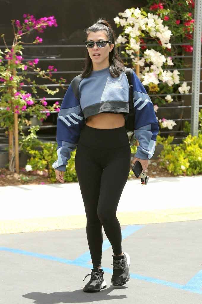 Kourtney Kardashian en leggings à Calabasas