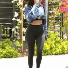 Kourtney Kardashian en leggings à Calabasas