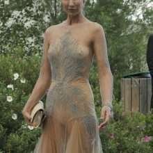 Oups, Lady Victoria Hervey exhibe un sein nu au Show "Fashion for Relief"