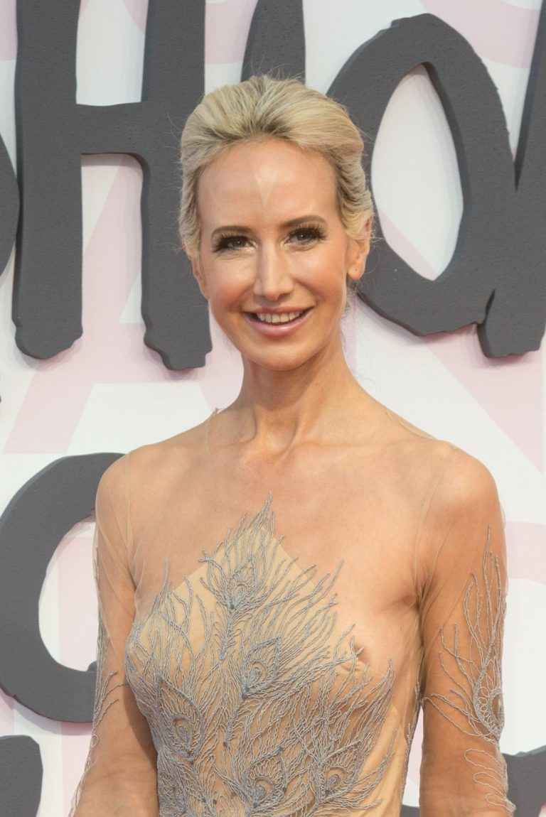 Oups, Lady Victoria Hervey exhibe un sein nu au Show « Fashion for Relief »