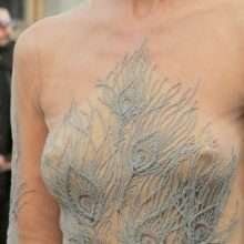 Oups, Lady Victoria Hervey exhibe un sein nu au Show "Fashion for Relief"