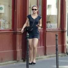 Lily Rose Depp a les seins qui pointent à Paris