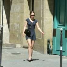 Lily Rose Depp a les seins qui pointent à Paris