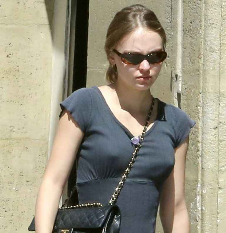 Lily Rose Depp a les seins qui pointent à Paris