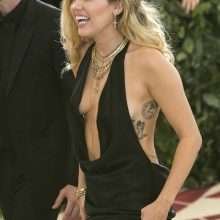 Miley Cyrus sans soutien-gorge au Met Gala 2018