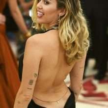 Miley Cyrus sans soutien-gorge au Met Gala 2018