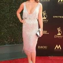 Nadia Bjorlin exhibe ses gros seins aux Daytime Emmy awards