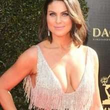 Nadia Bjorlin exhibe ses gros seins aux Daytime Emmy awards