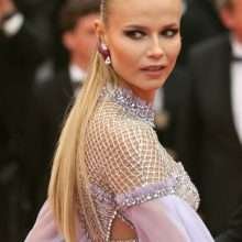 Natasha Poly dans une robe fendue au Festival de Cannes