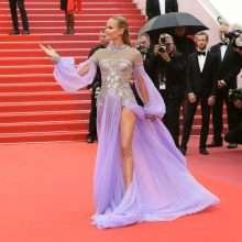 Natasha Poly dans une robe fendue au Festival de Cannes
