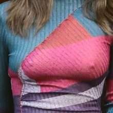 Olivia Munn a les seins qui pointent à New-York