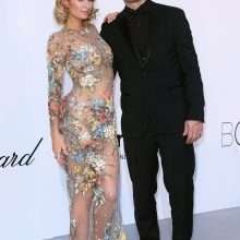 Paris Hilton dans une robe transparente au gala Amfar