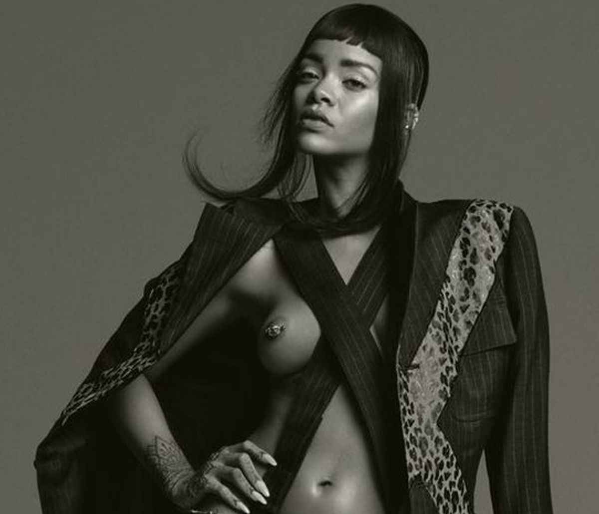 Rihanna seins nus dans Another Mag