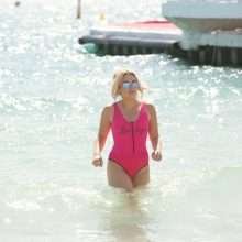 Tallia Storm dans un maillot de bain rose à Cannes