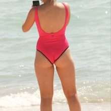 Tallia Storm dans un maillot de bain rose à Cannes