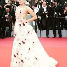 Tallia Storm dans une robe transparente au Festival de Cannes