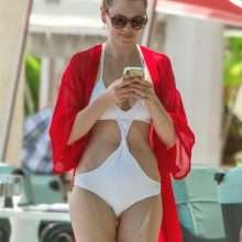 Zoe Salmon dans un maillot de bain transparent à La Barbade
