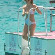 Zoe Salmon dans un maillot de bain transparent à La Barbade