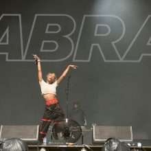 La chanteuse Abra seins nus par transparence en concert