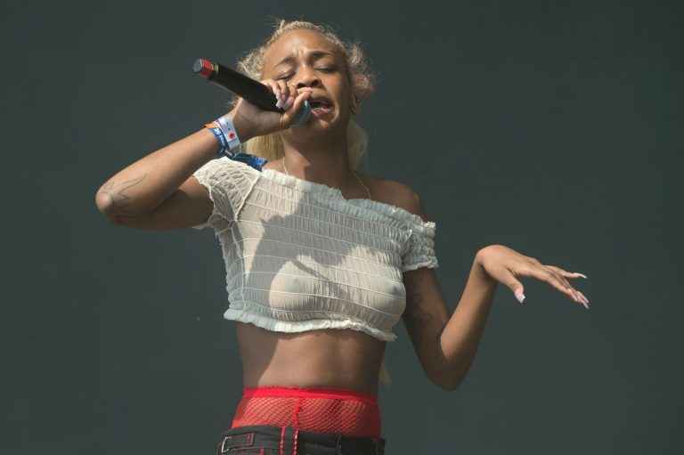 La chanteuse Abra seins nus par transparence en concert