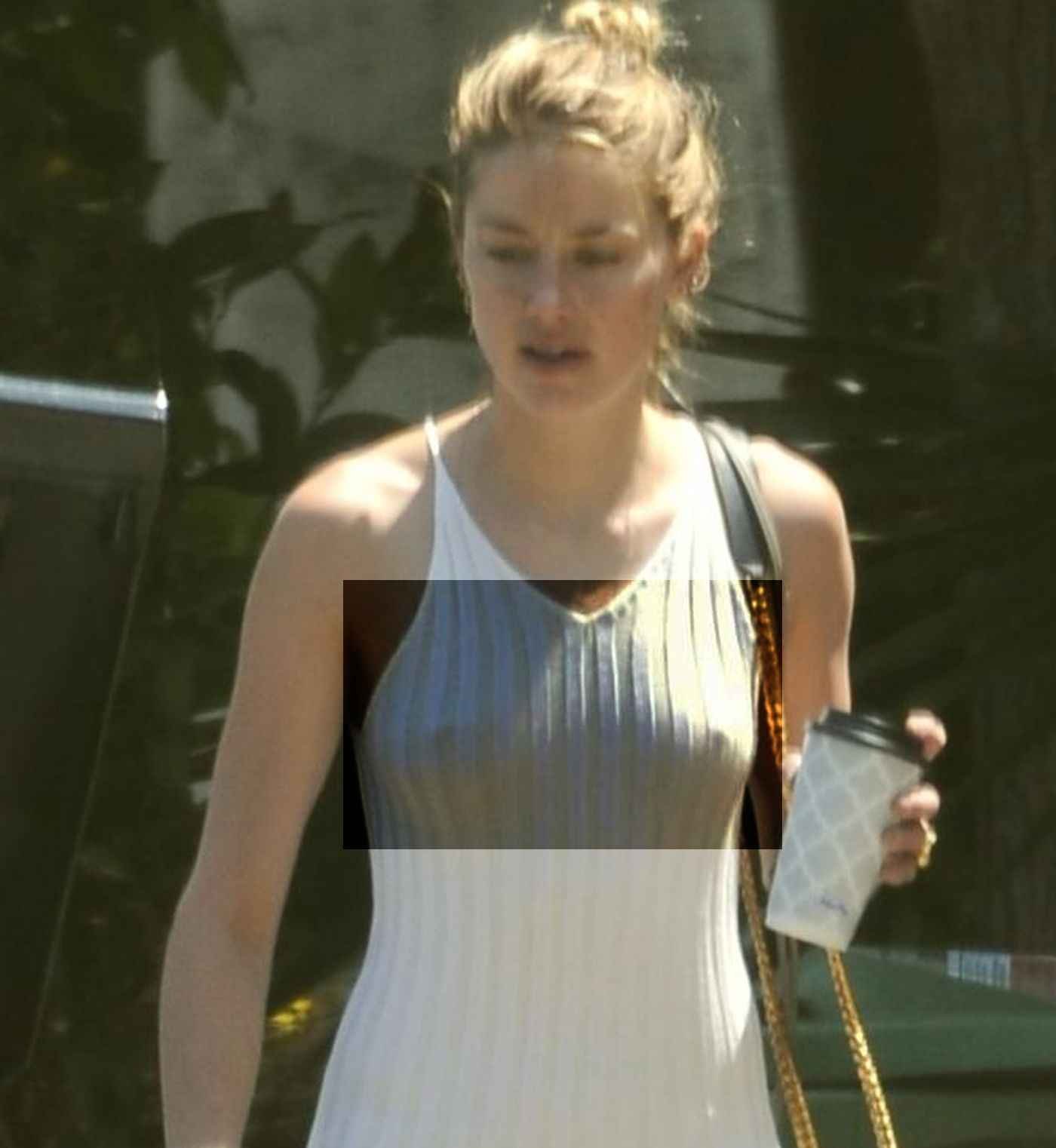Amber Heard a les seins qui pointent à Los Angeles