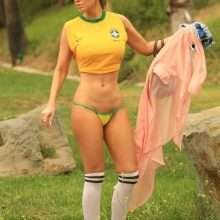Ana Braga s'exhibe dans un bikini string aux couleurs du Brésil