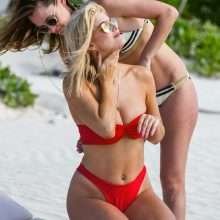 Ashley James en bikini à Ibiza