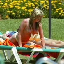 Brooke Kinsella seins nus à Marbella