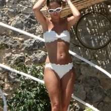Coral Simanovich, bikini et seins nus en Italie