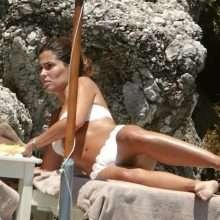 Coral Simanovich, bikini et seins nus en Italie