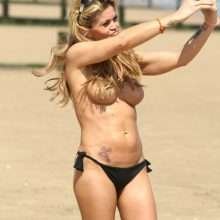 Danniella Westbrook seins nus à la plage