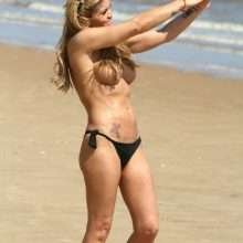 Danniella Westbrook seins nus à la plage