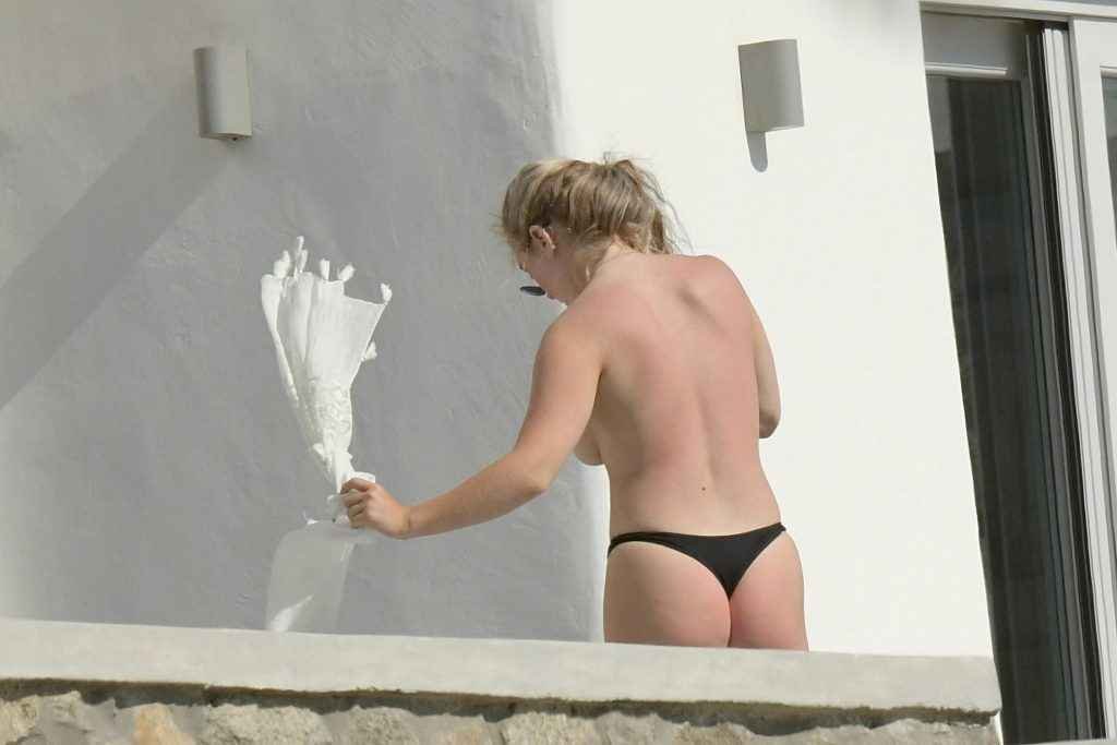 Ellie Hemmings seins nus à Mykonos