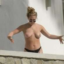Ellie Hemmings seins nus à Mykonos