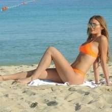 Georgie Clarke dans un bikini orange à Ibiza