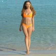 Georgie Clarke dans un bikini orange à Ibiza